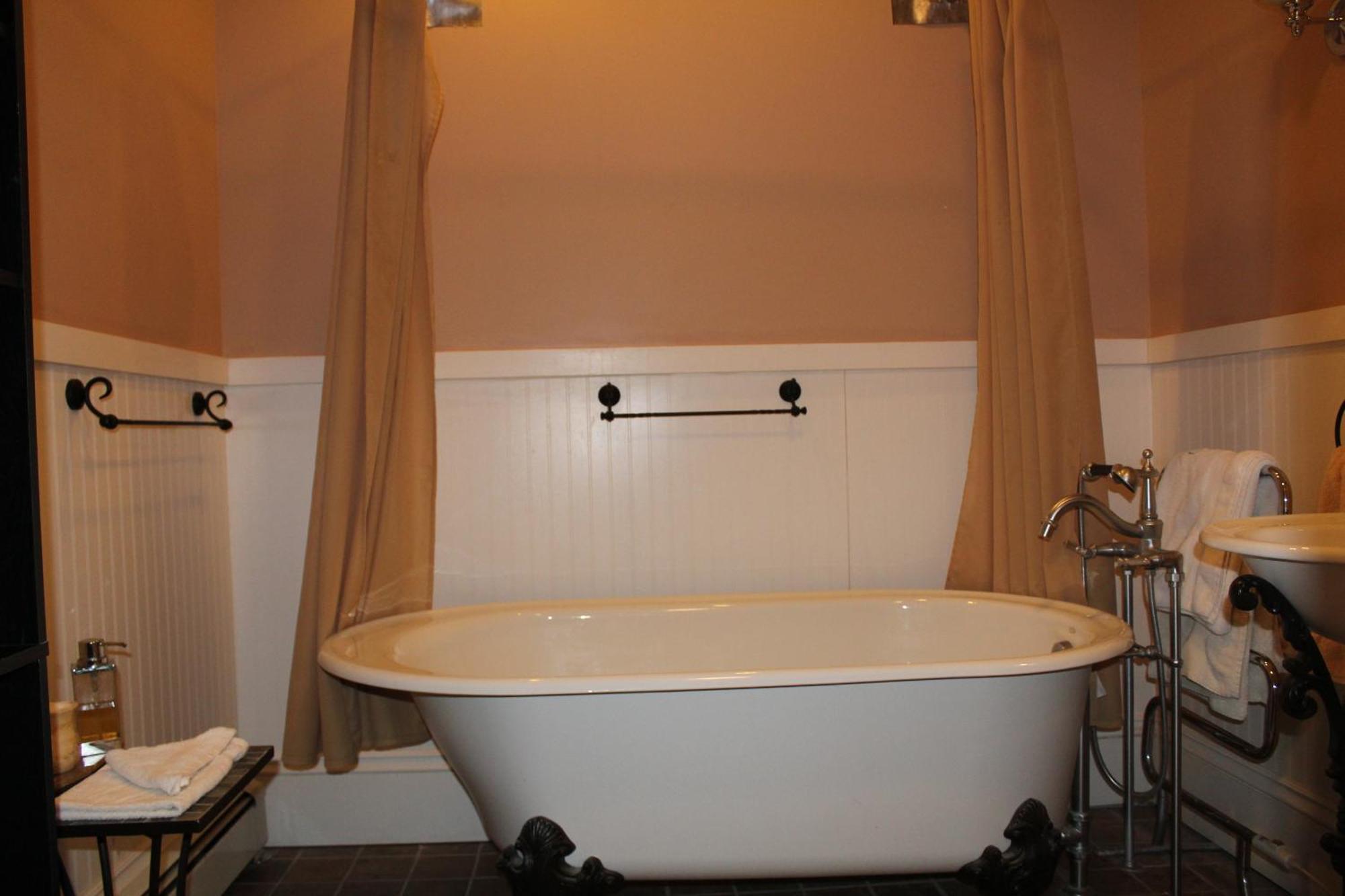شاوث هيفن Monroe Manor Inn الغرفة الصورة